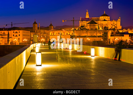 Puente Romano (Brücke) und der Mezquita (Moschee) während der Dämmerung in der Stadt Córdoba, UNESCO-Weltkulturerbe, Provinz von ADR Stockfoto