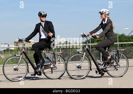 Business-Leute Reiten auf Elektro-Fahrräder, Pedelecs, Olympiastadion, München, Bayern, Deutschland, Europa Stockfoto