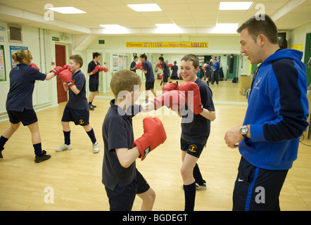 Schülerinnen und Schüler im Broadoak Sports College einer weiterführenden Schule in BURY, in der Nähe von Manchester-Boxen in der Turnhalle als Bestandteil ihrer Sportunterricht. Stockfoto