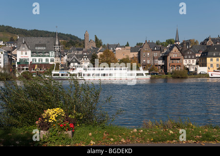 Traben Stadtteil von Traben-Trarbach, Schiffe Passagier auf dem Fluss Mosel, Rheinland-Pfalz, Deutschland, Europa Stockfoto