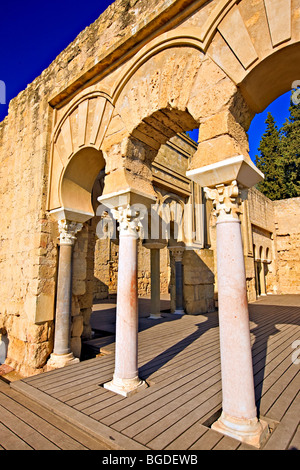 Bögen und Säulen des Edificio basilikalem Superior (obere Basilika-Gebäude), Medina Azahara (Medinat al-Zahra), Provinz Stockfoto