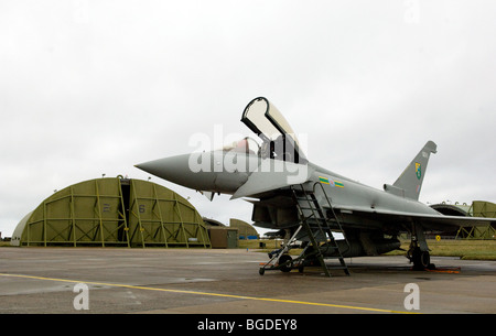 Taifun F2 - Eurofighter schnell Jet - 3 Squadron Royal Air Force außerhalb eines Hangars im Vereinigten Königreich. Foto von Matt Kirwan Stockfoto