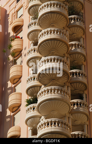 Runde Balkonen an einem Hochhaus-Apartment im Stadtteil Le Larvotto, Fürstentum Monaco, Côte d ' Azur, Europa Stockfoto