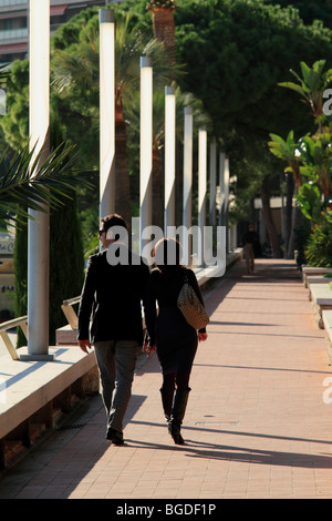 Wohlhabenden paar an der Strandpromenade von Larvotto, Fürstentum Monaco, Cote d ' Azur, Europa Stockfoto