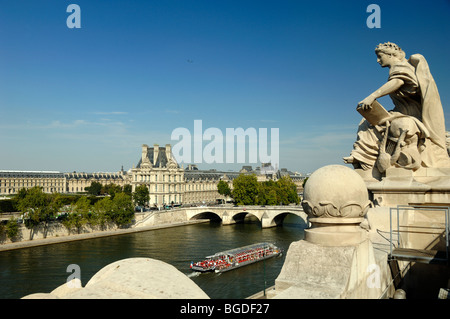Blick auf den Louvre, die seine und Bateau Mouche oder das Touristenboot vom Dach des Musée d'Orsay oder des Musée d'Orsay, Paris, Frankreich Stockfoto