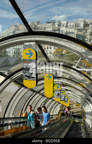 Rolltreppen führen zu den oberen Galerien des Centre Georges Pompidou Centre (CNAC) oder Beaubourg, Art Gallery & Museum, Paris, Frankreich Stockfoto