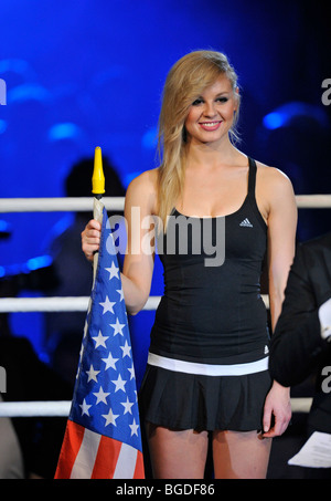 Boxen, ring Karte Mädchen mit Flagge der Vereinigten Staaten, Neue Arena Ludwigsburg, Baden-Württemberg, Deutschland, Europa Stockfoto