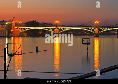 Puente de Isabel II (Brücke) über den Rio Guadalquivir (Fluss) in der Abenddämmerung, Stadt von Sevilla (Sevilla), Provinz Sevilla, and Stockfoto