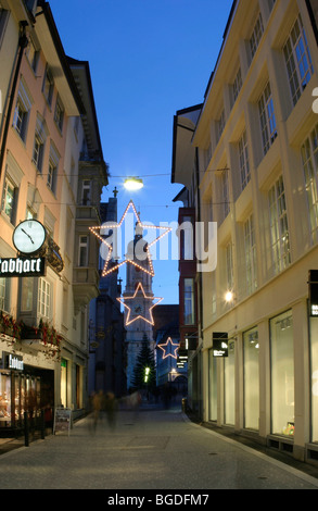 Weihnachtsbeleuchtung in einer Gasse, Marktgasse, St. Gallen, Kanton St. Gallen, Schweiz, Europa Stockfoto