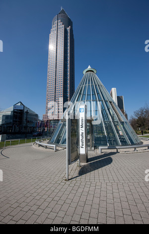 Eingang zur u-Bahn vor dem Messeturm-Gebäude am Friedrich-Ebert-Anlage, Frankfurt Am Main, Hessen, Deutschland, Europa Stockfoto