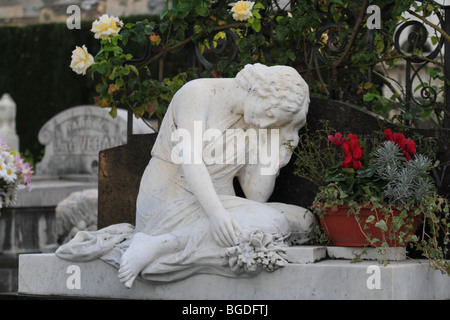 Sitzende Trauer Frau auf ein Grab, Cimetière du Vieux Château Friedhof, Nizza, Alpes Maritimes, Région Provence-Alpes-Côte d ' Azur Stockfoto