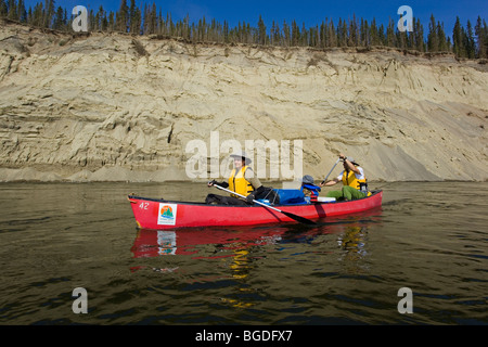 Familie mit kleinen Jungen in einem Kanu, Paddeln, Kanu fahren auf dem Teslin River, hoch geschnittene Bank, Erosion hinter Yukon Territorium, Kanada Stockfoto