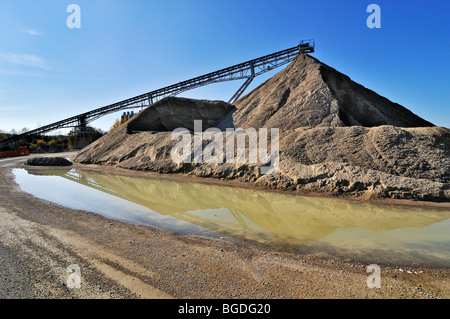 Haufen von Schutt und ein Förderband, Kiesgrube in Oberhaching, Bayern, Deutschland, Europa Stockfoto