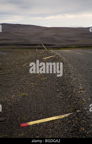 Gefallenen Straßenschilder. Sprengisandur Highland Road, South Island. Stockfoto