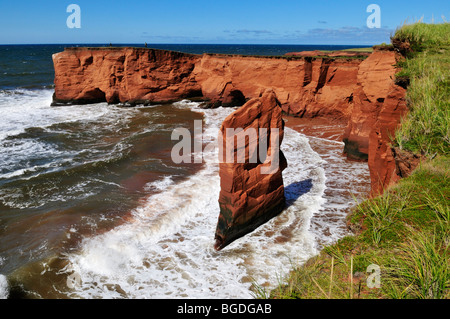 Rote Klippen von La Belle Anse, Ile du Cap Aux Meules, Iles De La Madeleine, Maritime Magdalen Inseln, Quebec, Kanada, Nord Amer Stockfoto