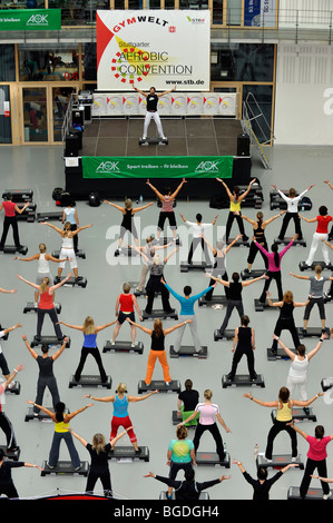 Moderator Adriano Valentini präsentieren, Step-Aerobic, Aerobic Convention Stuttgart, SpOrt Stuttgart, Baden-Württemberg, Deutschland Stockfoto