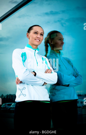 Junge Frau, die eine Pause beim Joggen Stockfoto