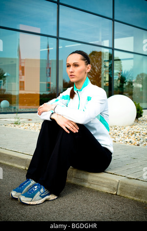 Junge Frau, die eine Pause beim Joggen Stockfoto