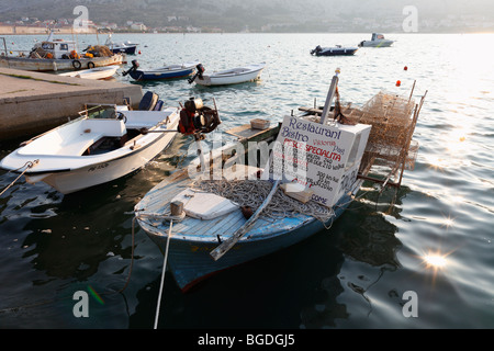 Angelboot/Fischerboot mit Werbung für ein Fisch Restaurant, Pag, Pag Insel, Dalmatien, Adria, Kroatien, Europa Stockfoto