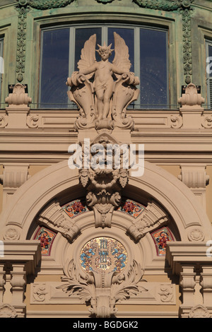 Engel und Verzierungen über dem Eingang der Westfassade des Casino von Monte Carlo und Opernhaus gebaut im Stil der B Stockfoto