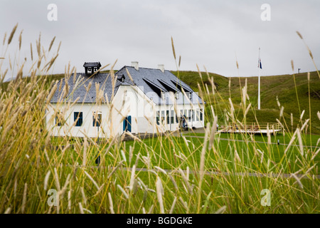 Viðeyjarstofa Restaurant und Videyjarkirkja Kirche sind eines der ältesten Gebäude Islands. Videy Insel, Reykjavik, Island. Stockfoto