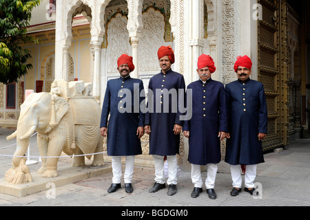 Palastwachen vor dem Stadtschloss, Jaipur, Rajasthan, Nordindien, Indien, Südasien, Asien Stockfoto