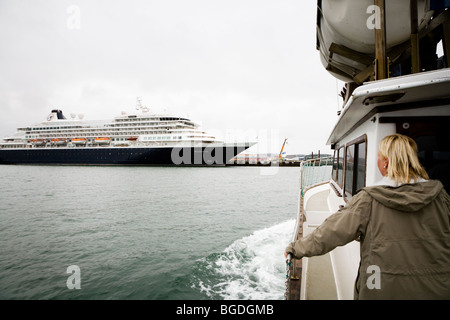 Touristen auf der Fähre zwischen Videy Island und Reykjavik, Island. Reykjavik Hafen im Hintergrund. Stockfoto