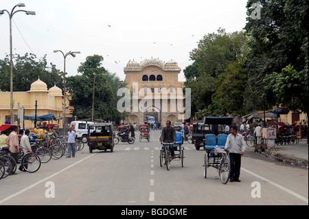 Fahrrad-Rikschas vor dem Stadttor, Jaipur, Rajasthan, Nordindien, Indien, Südasien, Asien Stockfoto