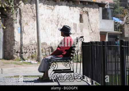 Alte Frau auf einer Bank Platz, Ayacucho, Inka-Siedlung, Quechua Siedlung, Peru, Südamerika, Lateinamerika Stockfoto