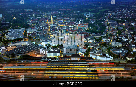 Luftaufnahme, Pauluskirche Kirche, Hauptbahnhof, Stadtzentrum, Dusk, Nordrhein-Westfalen-Tag-Festival in Hamm, Ruhrgebi Stockfoto