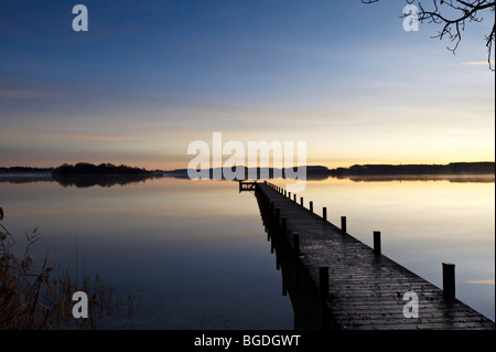 Pier am Woerthsee See bei Sonnenaufgang, Bayern, Deutschland, Europa Stockfoto