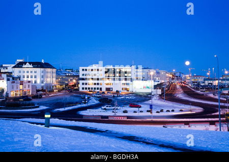 Vollmond über Reykjavik an einem kalten Wintermorgen. Die Innenstadt von Reykjavík, Island. Stockfoto