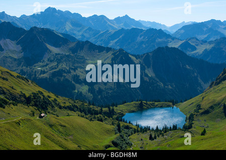 Seealp See, Laufbacher Eck-Weg-Wanderweg, Berg Nebelhorn, Oberstdorf, Allgäu, Bayern, Deutschland, Europa Stockfoto