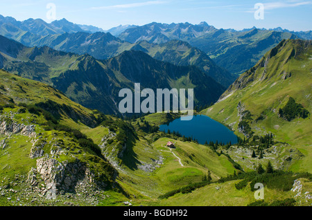 Seealp See, Laufbacher Eck-Weg-Wanderweg, Berg Nebelhorn, Oberstdorf, Allgäu, Bayern, Deutschland, Europa Stockfoto