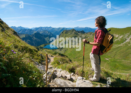 Wanderer, Seealp See, Laufbacher Eck-Weg-Wanderweg, Berg Nebelhorn, Oberstdorf, Allgäu, Bayern, Deutschland, Europa Stockfoto