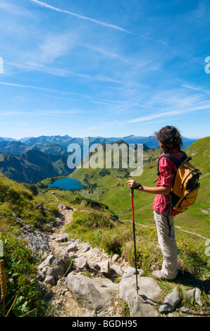 Wanderer, Seealp See, Laufbacher Eck-Weg-Wanderweg, Berg Nebelhorn, Oberstdorf, Allgäu, Bayern, Deutschland, Europa Stockfoto