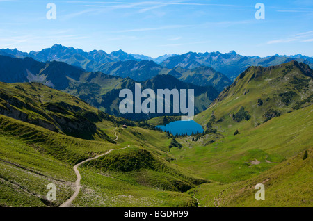 Seealp See, Laufbacher Eck-Weg-Wanderweg, Berg Nebelhorn, Oberstdorf, Allgäu, Bayern, Deutschland, Europa Stockfoto