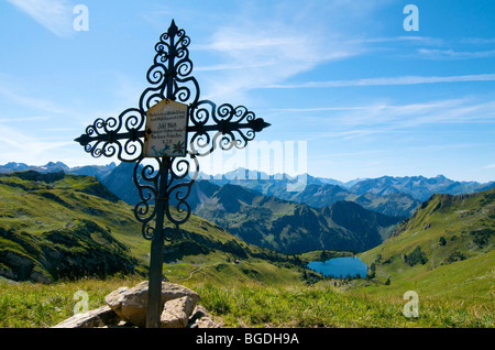 Wazside Kreuz, Seealp See, Laufbacher Eck-Weg wandern trail, Berg Nebelhorn, Oberstdorf, Allgäu, Bayern, Deutschland, Europa Stockfoto