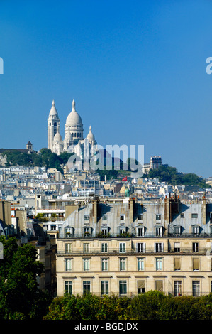 Blick auf die Basilika Sacré Coeur (1875-1914) oder die Kirche auf dem Montmartre-Hügel oder „butte“ von der Dachterrasse des Orsay-Museums, Paris, Frankreich Stockfoto