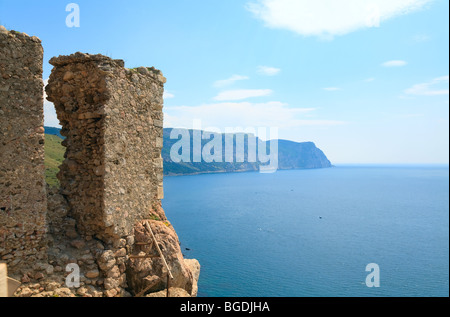 Sommer-Küste und Ansicht der alten genuesischen Festung (in der Nähe von Balaclava Stadt, Krim, Ukraine) Stockfoto