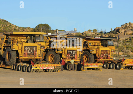 Transport von Caterpillar 777D off-Highway-Fahrzeuge für den Diamond Mines, Südafrika, Afrika Stockfoto