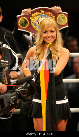 Boxen, Ring Karte Mädchen mit deutscher Flagge, der WBO im Cruisergewicht WM-Gürtel hinter Neue Arena Ludwigsburg, Baden-Wuerttem Stockfoto