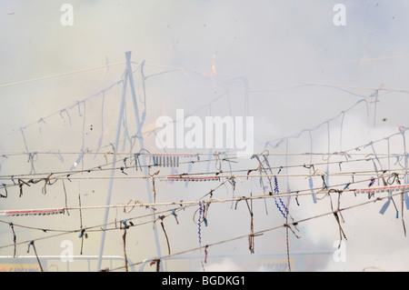 "La Mascletà" (Feuerwerk). Feier der "Les Falles" (auf Valencianisch) aka "Las Fallas" (auf Spanisch). Valencia. Spanien Stockfoto