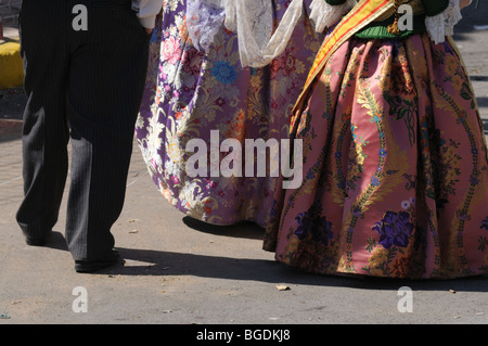 Detail der traditionellen Fallero und Fallera Kostüm. "Les Falles" (auf Valencianisch) aka "Las Fallas" (auf Spanisch). Valencia. Spanien Stockfoto