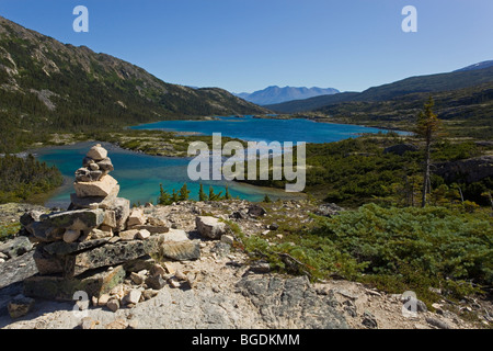 Inukshuk auf historischen Chilkoot Pass, Chilkoot Trail, Deep Lake hinter Yukon Territory, British Columbia, B. C., Kanada Stockfoto