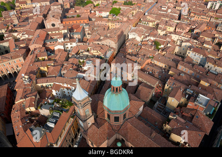 Blick auf Dächer und die Kirche San Bartolomeo, Bologna, Emilia Romagna, Italien Stockfoto