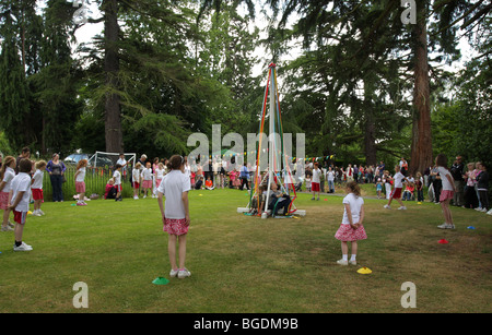 Kinder von Church Preen Schule genießen Sie die traditionelle kann Pole Dance. Stockfoto