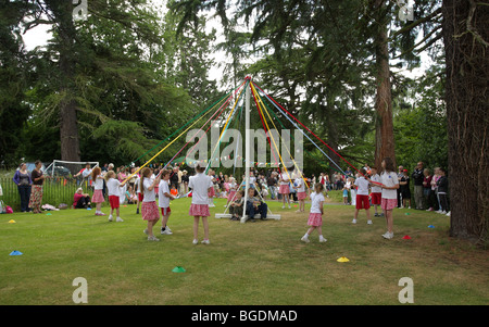 Kinder von Church Preen Schule genießen Sie die traditionelle kann Pole Dance. Stockfoto