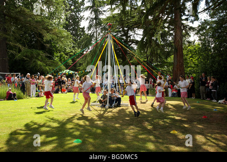 Schulkinder von der Kirche Preen Schule in Shropshire Tanz um den Maibaum im Acton Burnell Sommer Fete. Stockfoto