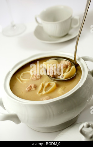 Nudeln Suppe mit Fleischbällchen. Rezept zur Verfügung. Stockfoto